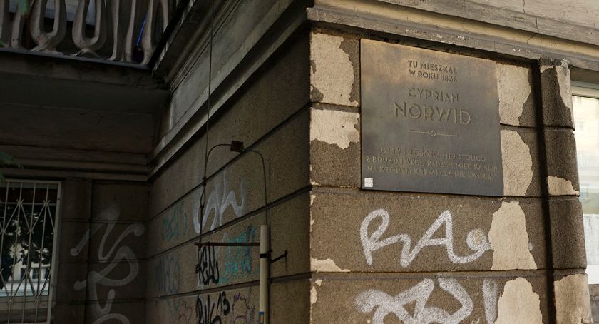 Cyprian Kamil Norwid pamiątkowa tablica na Muranowie 