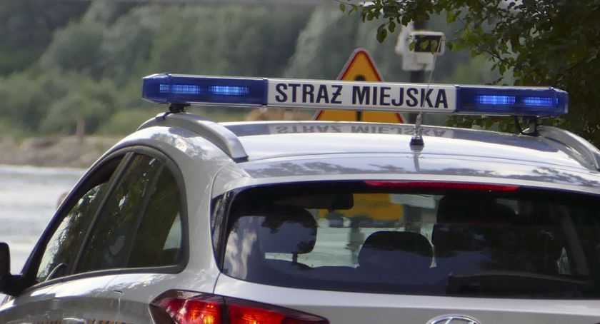 Sześciolatek na spacerze z pijanym tatą