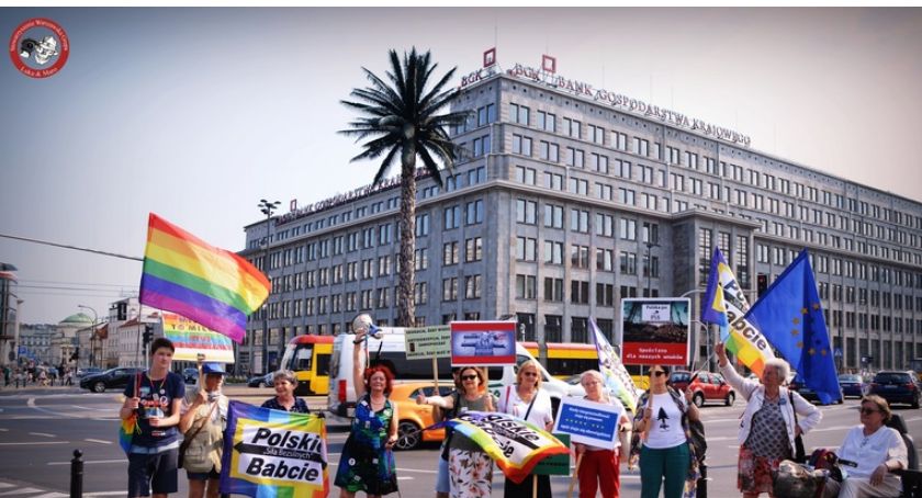 Nieodpowiedzialny protest pod palmą