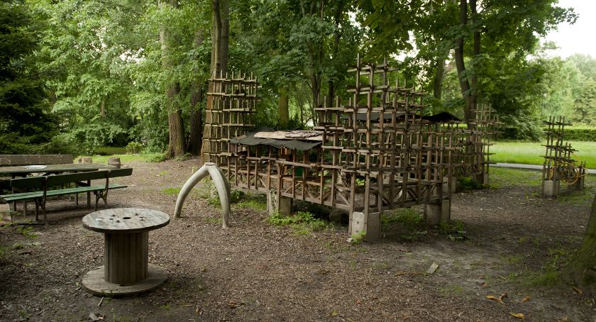 Ogród Motyka i Słońce - Park Ujazdowski - zieleń i tabliczki