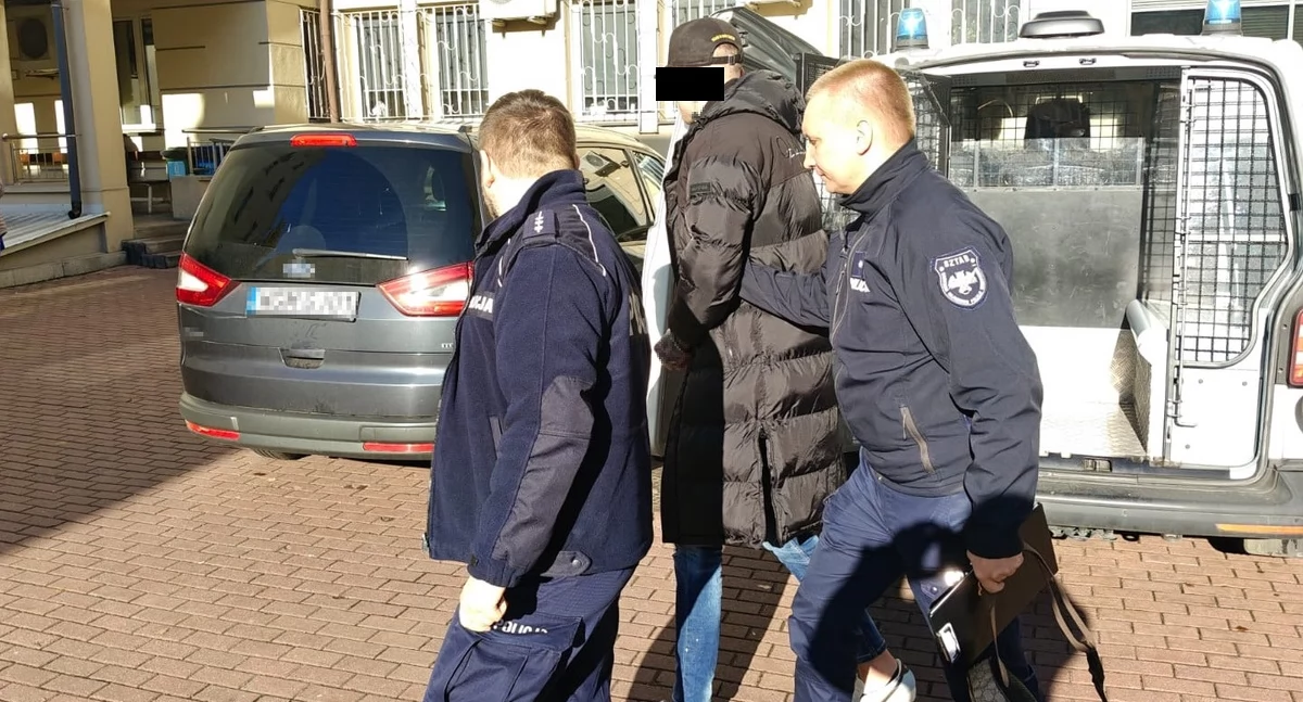 Działania służb, Policjanci Śródmieścia zatrzymali kierowcę sądowym zakazem dwoma listami gończymi - zdjęcie, fotografia