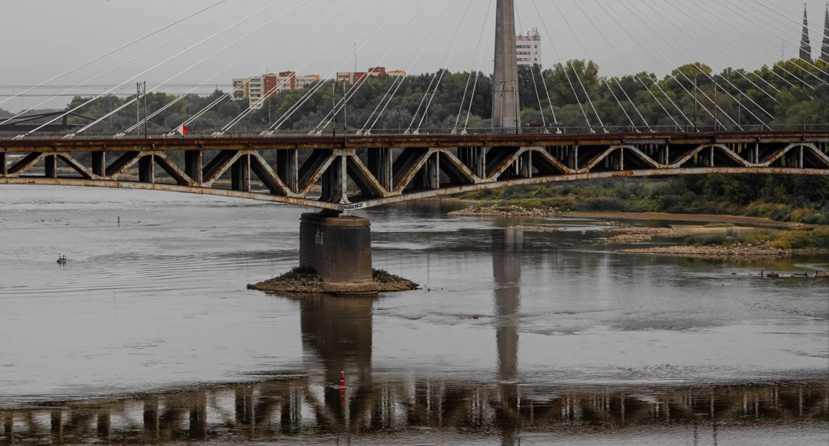 Działania służb, Spacerowicze zauważyli ciało Wiśle SŁUŻBY WYŁOWIŁY ZWŁOKI MĘŻCZYZNY - zdjęcie, fotografia
