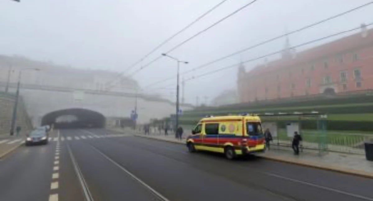 Działania służb, Pasażerka omdlała tramwaju uratował strażnik miejski - zdjęcie, fotografia