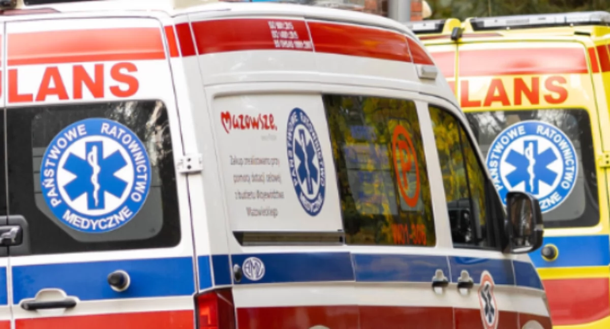 Działania służb, kolejnej tragedii Krakowskim Przedmieściu skrajnie wychłodzona kobieta trafiła szpitala - zdjęcie, fotografia