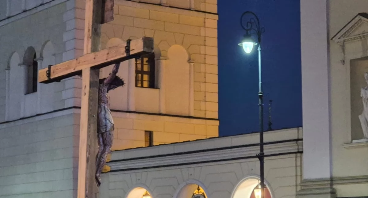 Aktualnosci , Tłumy wiernych ulicach Warszawy Centralna Droga Krzyżowa przeszła przez miasto - zdjęcie, fotografia