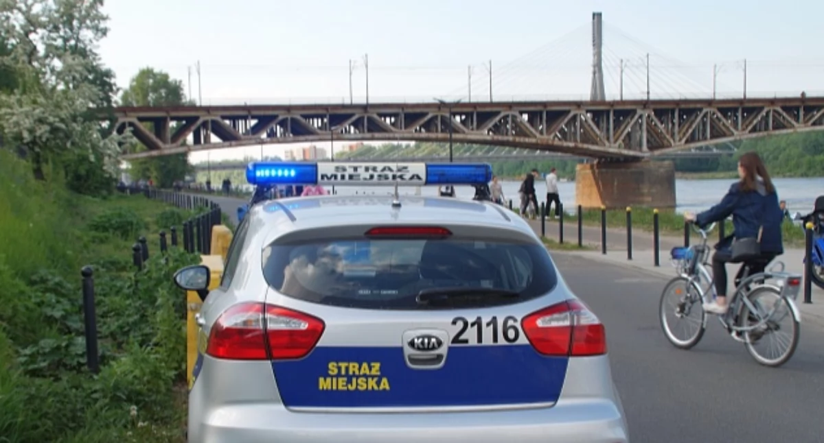 Działania służb, Awantura Wisłą centrum Warszawy Strażnik został zaatakowany - zdjęcie, fotografia
