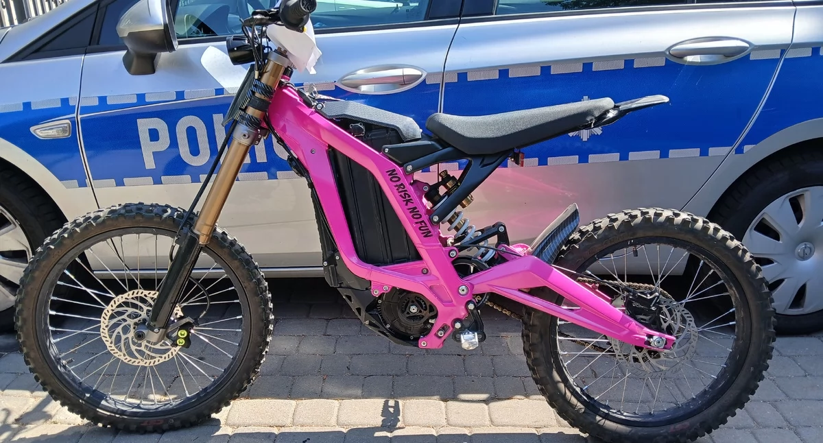 Działania służb, latek kierownicą elektrycznego motocykla Pojazd mógł rozpędzić - zdjęcie, fotografia