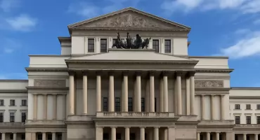 Skandal w Operze Narodowej! Scena i muzycy oblani czerwoną substancją podczas koncertu