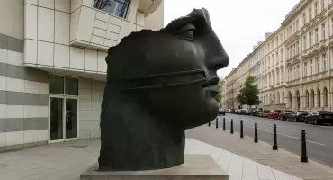 4-metrowa rzeźba w centrum Warszawy - „Tindaro” Igora Mitoraja na placu Trzech Krzyży