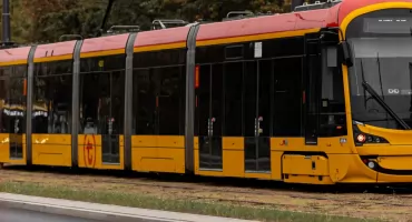 Groźny wypadek w centrum Warszawy. Hulajnoga pod tramwajem na Chałubińskiego
