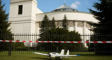 Kolejny tajemniczy obiekt przy budynkach władzy! Bezzałogowiec pod Senatem RP