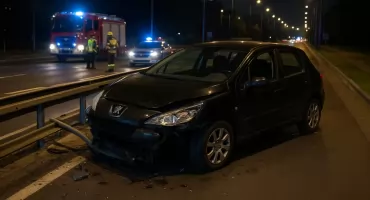 Nocny wypadek w centrum Warszawy. Peugeot uderzył w barierki na al. Armii Ludowej