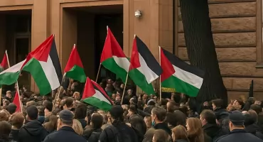 Incydent podczas protestu „Solidarni z Palestyną”. Wybita szyba i farba na wejściu, dwie osoby zatrzymane