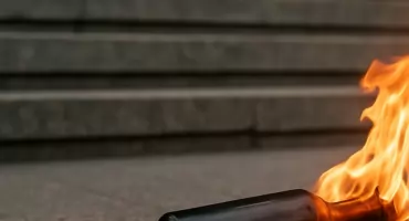 Materiał pirotechniczny rzucony w stronę konsulatu USA