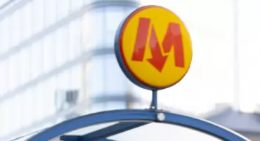 Nietrzeźwy mężczyzna zaatakował matkę z dzieckiem z niepełnosprawnością w wagonie metra w Warszawie