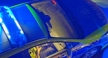 Skradzionym autem i z prawie 3 promilami - kierowca z Ukrainy powoduje kolizję z autobusem w centrum Warszawy