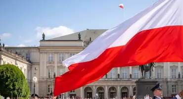 Nowa tradycja w Warszawie - sobotnia ceremonia zmiany flagi nad Pałacem Prezydenckim