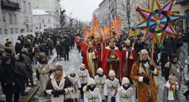 Orszak Trzech Króli wraca do Warszawy - tradycja, kolędy i barwny pochód