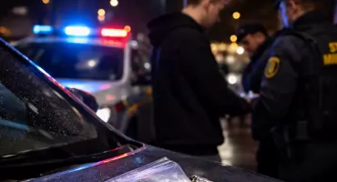 Nocna interwencja w Śródmieściu. Nielegalne substancje w portfelu 22-latka!