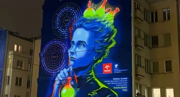 Mural, który podbija Warszawę – portret Marii Skłodowskiej-Curie świeci w nocy