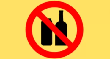 Sklep na Nowym Świecie obchodzi nocną prohibicję - wieczorem zamienia się w bar