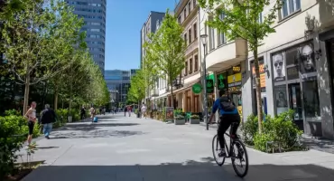 Metamorfoza Chmielnej w centrum Warszawy. Przechodnie są zachwyceni