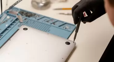 Serwis MacBook Warszawa – profesjonalna naprawa sprzętu Apple w stolicy
