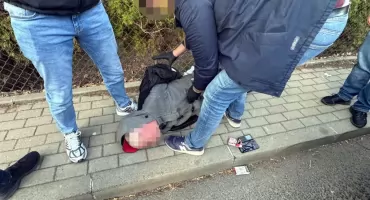 Oszust zatrzymany w Warszawie. Chciał wyłudzić 100 tys złotych od 83-latki