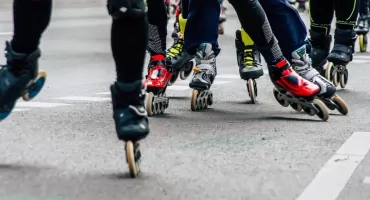 Na rolkach śladami Powstania Warszawskiego. III Nightskating Powstańczy w Śródmieściu