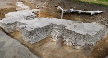 Niezwykłe odkrycia w Warszawie. Znaleziono zabytkową pokrywę, plakat i fundamenty piramidy