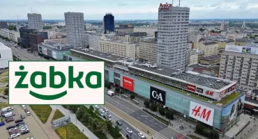 Piętrowa Żabka w centrum Warszawy już otwarta. Na piętrze można usiąść i zjeść